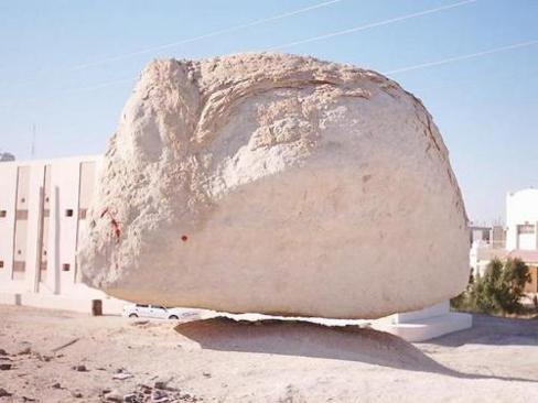 batu melayang Lima Batu Teraneh Di Dunia! Termasuk Batu Muhammad SAW Yang Melayang Sampai Sekarang!